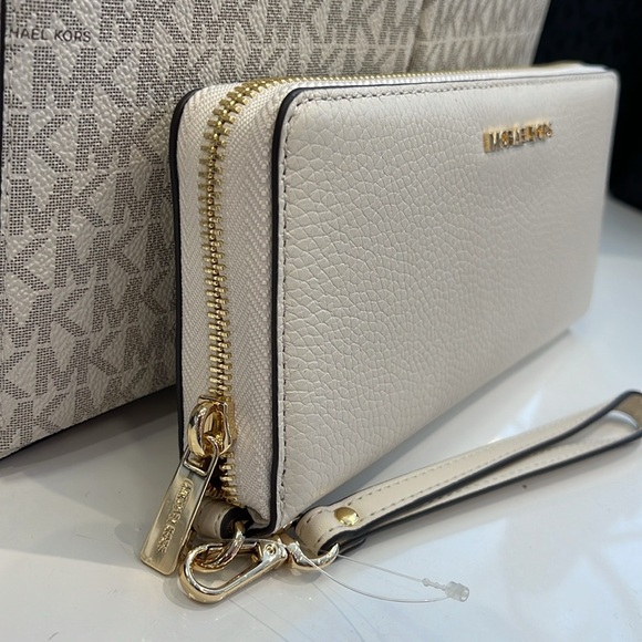 MICHAEL KORS
Leather Continental Wristlet Phone Case Wallet 
Light Cream 
NWT - Picture 2 of 16